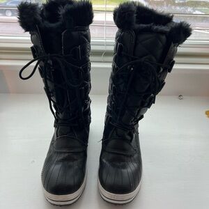 Never worn snow boots women’s size 9.